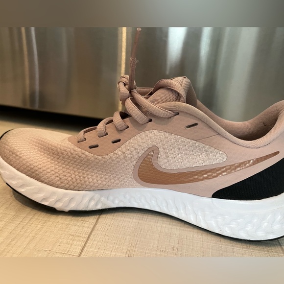Women’s Nike Revolution 5 Sneakers size 6.5 - Picture 3 of 7